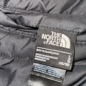 Black north face kids coat w hoodie.